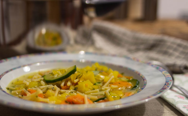 Gemüse-Suppe mit Nudeln
