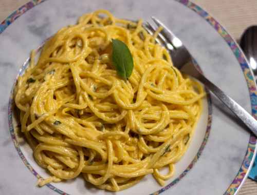 Spaghetti mit Salbei-Käsesoße