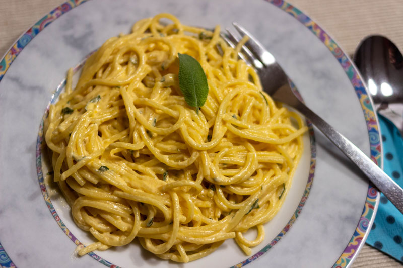 Spaghetti mit Salbei-Käsesoße