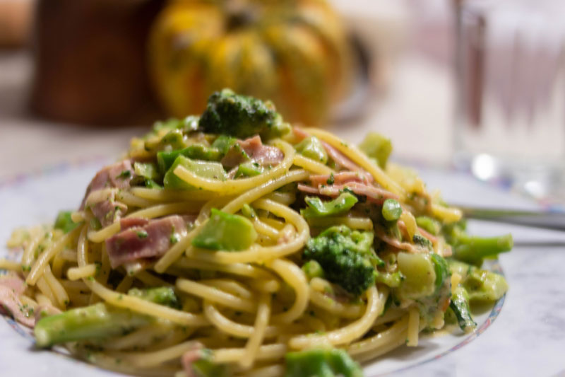 Spaghetti mit Brokkoli und Schinken